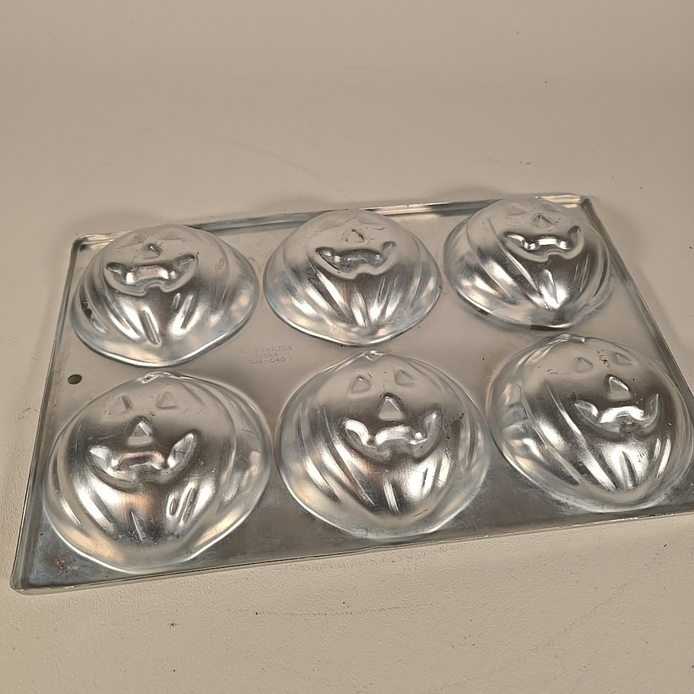Mini Pumpkins Cake Pan 6 Cavity Mold Fall Halloween 1983 Wilton 508-1040‎